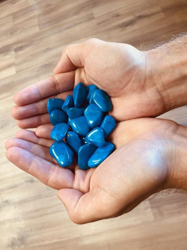 24 x L Tumble Stones - Howlite Azul