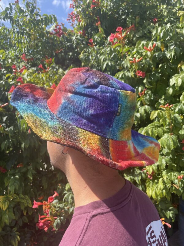 Sombrero de festival boho de cáñamo y algodón con parches y aros - Tiedye